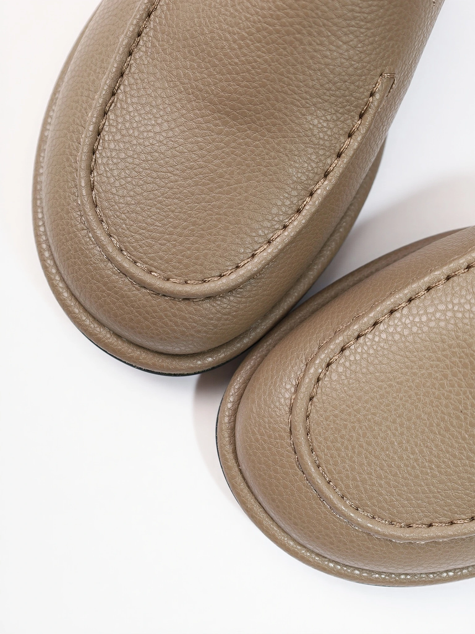 Туфли серого цвета на венском каблуке 